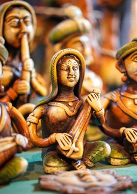 El sanatları, Hindistan Sanatı, Terracotta Heykeli Şov Parçaları ve Koleksiyonlar, bir grup klasik Hint müziğinde sahne alan minyatür folk müzisyenlerinin güzel kil bebekleri.