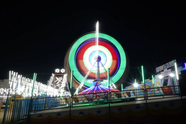 Lång Exponering Långsam Slutartid Skott Snurrande Pariserhjul Med Vackra Ljus — Stockfoto