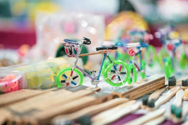 Alüminyum çocuk oyuncaklarıyla yapılmış yeşil renkli oyuncaklar pazarda, fuarda, alışveriş merkezinde veya mağazada satılıyor.