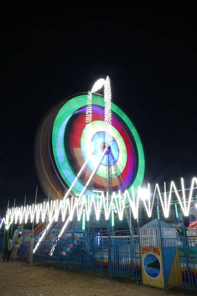 Длительное Экспонирование Медленный Крик Скорости Shot Spining Wheel Firris Beautiful — стоковое фото