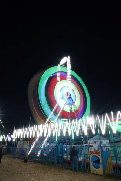 Lång Exponering Långsam Slutartid Skott Snurrande Pariserhjul Med Vackra Ljus — Stockfoto