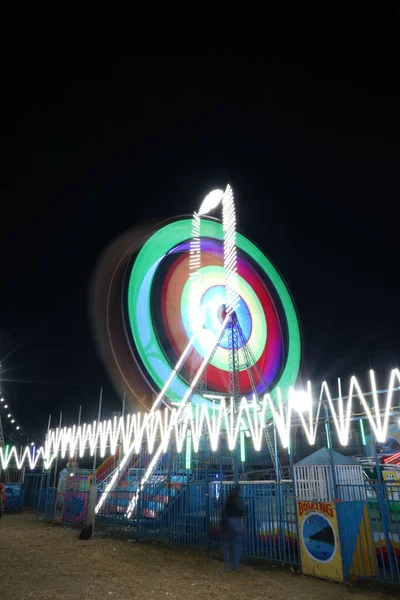印度夜场设有美丽灯光的旋转摩天轮的长时间曝光慢速快门速度 垂直摄影 — 图库照片