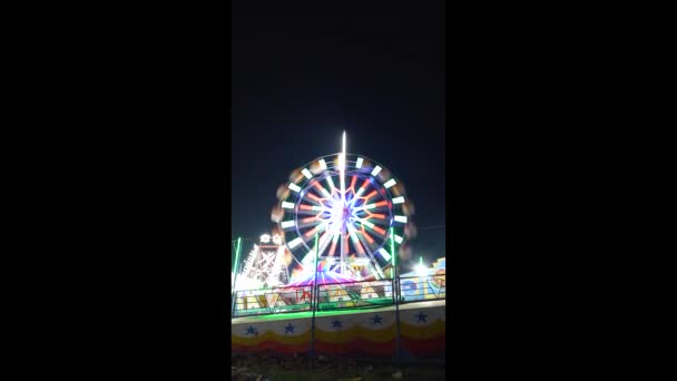 Vista Rueda Gigante Giratoria Fortuna Con Luces Coloridas Parque Atracciones — Vídeos de Stock