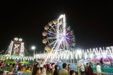 10 Kasım 2022, Raipur, Chhattisgarh. Dev dönme dolabın tam görüntüsü. Gece Raipur, Chhattisgarh, güzel ışıklandırmalı bir lunapark, bir Hint Fuarı 'nda güzel bir ışık.