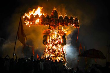 Ravana Dahan, Hindu kültürüne göre, Ravana 'nın heykelleri Vijayadashami' de, Hindistan 'da birçok yerde yakılıyor, Ravana alacakaranlık festivalinde, kalabalıkta ya da akıllı telefondan fotoğraf çeken kişilerle yanıyor.