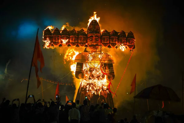 Ravana Dahan, Hindu kültürüne göre, Ravana 'nın heykelleri Vijayadashami' de, Hindistan 'da birçok yerde yakılıyor, Ravana alacakaranlık festivalinde, kalabalıkta ya da akıllı telefondan fotoğraf çeken kişilerle yanıyor.