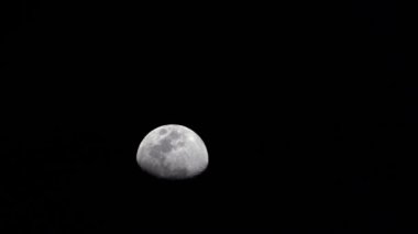 Ay, zaman atlaması, gece gökyüzü, ekranın altından yukarı hareket ediyor, Dolunay açık gökyüzünde soldan sağa geçiyor, bulutsuz, Dünya 'nın Parlayan Ay' ı