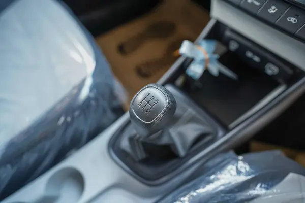 Otomobil İçi El Vitesi Kolu, Araba Vitesi Fotoğrafı, Deri Çizmeli Deri Çizme Yüksek Çözünürlüklü Manuel Vites Kolu.