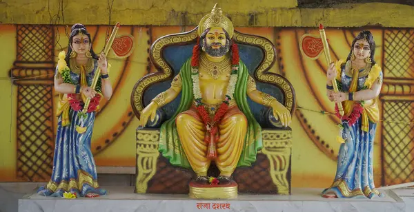 Kral Dasharatha 'nın heybetli bir heykeli kraliyet tahtına oturmuş. Yanlarında Hindu destanı Ramayana' nın bir sahnesini temsil ediyor..