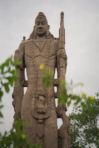 Lord Rama 'nın yay tutan uzun taş heykeli, Rama' nın ilahi varlığıyla duran muhteşem heykeli, Rama 'nın geleneksel giysileri ve süslemeleri ile antik taş oyması, Rama' nın Hint mirasını temsil eden kültürel anıtı..