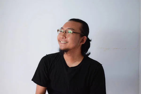 Erwachsener Asiatischer Mann Trägt Schwarzes Shirt Und Brille Mit Langen — Stockfoto