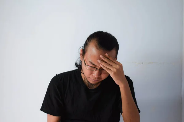 Ein Erwachsener Asiatischer Mann Mit Schwarzem Shirt Und Einer Brille — Stockfoto