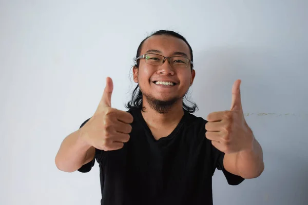 Dospělý Asijský Muž Nosí Černé Tričko Dlouhými Vlasy Úsměvem Dát — Stock fotografie