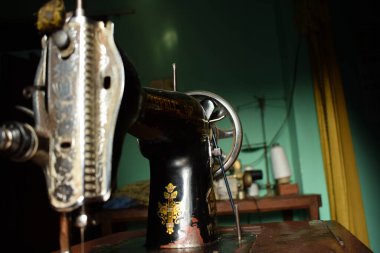 Tuban, Endonezya - 7 Eylül 2023: Ahşap masanın üzerinde antik bir Kelebek Dikiş Makinesi. Eski, Eski, Retro Dikiş Makinesi