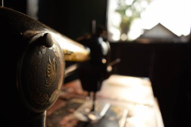 Tuban, Endonezya - 7 Eylül 2023: Ahşap masanın üzerinde antik bir Kelebek Dikiş Makinesi. Eski, Eski, Retro Dikiş Makinesi