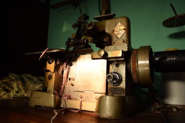 Tuban, Endonezya - 7 Eylül 2023: Ahşap masanın üzerinde antik bir Kuğu Dikiş Makinesi. Eski, Eski, Retro Dikiş Makinesi