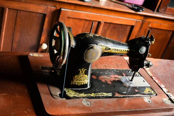 Tuban Indonésia Setembro 2023 Uma Antiga Máquina Costura Borboletas Mesa — Fotografia de Stock
