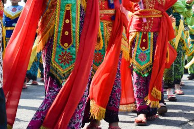 Çocuk geleneksel Endonezya giysisi, kebaya ya da batik Endonezya, Endonezya 'nın bağımsızlık gününü kutluyor..