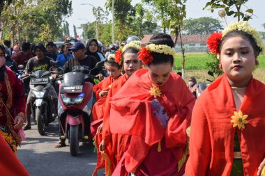 Tuban Endonezya 29 Ağustos 2023, Endonezya Cumhuriyeti 'nin 78. yıldönümü anısına Dasin Village Tambakboyo bölgesinde geleneksel Cava İmparatorluğu Gümrüğü giyenler.