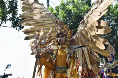 Tuban Endonezya 29 Ağustos 2023, Endonezya Cumhuriyeti 'nin 78. yıldönümü anısına Dasin Village Tambakboyo bölgesinde geleneksel Cava İmparatorluğu Gümrüğü giyenler.