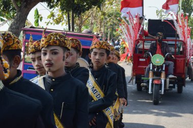 Tuban Endonezya 29 Ağustos 2023, Endonezya Cumhuriyeti 'nin 78. yıldönümü anısına Dasin Village Tambakboyo bölgesinde geleneksel Cava İmparatorluğu Gümrüğü giyenler.