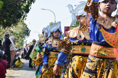 Tuban Endonezya 29 Ağustos 2023, Endonezya Cumhuriyeti 'nin 78. yıldönümü anısına Dasin Village Tambakboyo bölgesinde geleneksel Cava İmparatorluğu Gümrüğü giyenler.