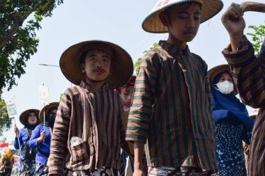 Tuban Endonezya 29 Ağustos 2023, Endonezya Cumhuriyeti 'nin 78. yıldönümü anısına Dasin Village Tambakboyo bölgesinde geleneksel Cava İmparatorluğu Gümrüğü giyenler.