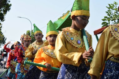 Tuban Endonezya 29 Ağustos 2023, Endonezya Cumhuriyeti 'nin 78. yıldönümü anısına Dasin Village Tambakboyo bölgesinde geleneksel Cava İmparatorluğu Gümrüğü giyenler.