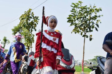 Tuban Endonezya 29 Ağustos 2023, Endonezya Cumhuriyeti 'nin 78. yıldönümü anısına Dasin Village Tambakboyo bölgesinde geleneksel Cava İmparatorluğu Gümrüğü giyenler.