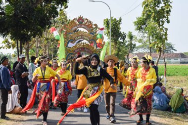 Tuban Endonezya 29 Ağustos 2023, Endonezya Cumhuriyeti 'nin 78. yıldönümü anısına Dasin Village Tambakboyo bölgesinde geleneksel Cava İmparatorluğu Gümrüğü giyenler.