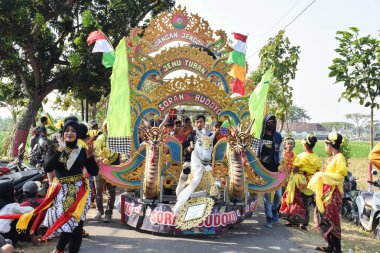 Tuban Endonezya 29 Ağustos 2023, Endonezya Cumhuriyeti 'nin 78. yıldönümü anısına Dasin Village Tambakboyo bölgesinde geleneksel Cava İmparatorluğu Gümrüğü giyenler.