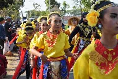 Tuban Endonezya 29 Ağustos 2023, Endonezya Cumhuriyeti 'nin 78. yıldönümü anısına Dasin Village Tambakboyo bölgesinde geleneksel Cava İmparatorluğu Gümrüğü giyenler.