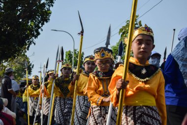 Tuban Endonezya 29 Ağustos 2023, Endonezya Cumhuriyeti 'nin 78. yıldönümü anısına Dasin Village Tambakboyo bölgesinde geleneksel Cava İmparatorluğu Gümrüğü giyenler.