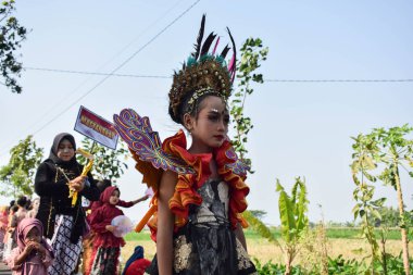 Tuban Endonezya 29 Ağustos 2023, Endonezya Cumhuriyeti 'nin 78. yıldönümü anısına Dasin Village Tambakboyo bölgesinde geleneksel Cava İmparatorluğu Gümrüğü giyenler.