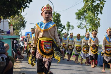 Tuban Endonezya 29 Ağustos 2023, Endonezya Cumhuriyeti 'nin 78. yıldönümü anısına Dasin Village Tambakboyo bölgesinde geleneksel Cava İmparatorluğu Gümrüğü giyenler.