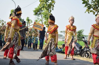 Tuban Endonezya 29 Ağustos 2023, Endonezya Cumhuriyeti 'nin 78. yıldönümü anısına Dasin Village Tambakboyo bölgesinde geleneksel Cava İmparatorluğu Gümrüğü giyenler.