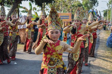 Tuban Endonezya 29 Ağustos 2023, Endonezya Cumhuriyeti 'nin 78. yıldönümü anısına Dasin Village Tambakboyo bölgesinde geleneksel Cava İmparatorluğu Gümrüğü giyenler.