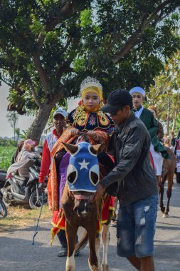 Tuban Endonezya 29 Ağustos 2023, Endonezya Cumhuriyeti 'nin 78. yıldönümü anısına Dasin Village Tambakboyo bölgesinde geleneksel Cava İmparatorluğu Gümrüğü giyenler.