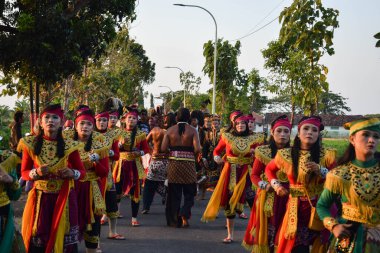 Tuban Endonezya 29 Ağustos 2023, Endonezya Cumhuriyeti 'nin 78. yıldönümü anısına Dasin Village Tambakboyo bölgesinde geleneksel Cava İmparatorluğu Gümrüğü giyenler.