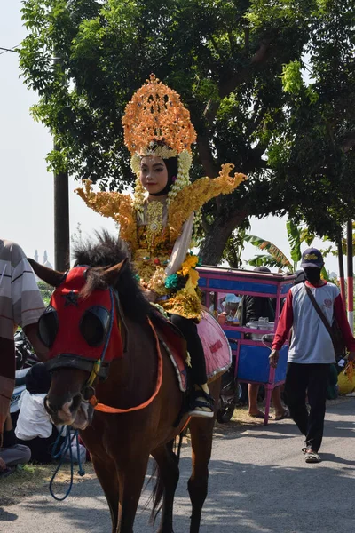 2023年8月29日 为了纪念印度尼西亚共和国建国78周年 在Dasin村Tambakboyo区穿着传统爪哇帝国习俗的人 — 图库照片
