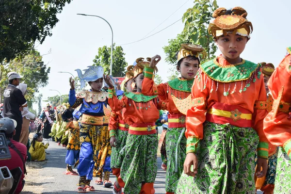 キューバ インドネシア2023年8月29日 ダシン ビレッジ タンバコボヨ地区でインドネシア共和国の78周年を記念して伝統的なジャワ帝国カストームを着用する人々 — ストック写真