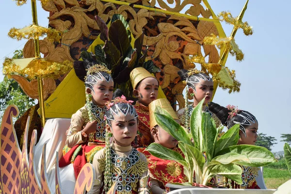 キューバ インドネシア2023年8月29日 ダシン ビレッジ タンバコボヨ地区でインドネシア共和国の78周年を記念して伝統的なジャワ帝国カストームを着用する人々 — ストック写真