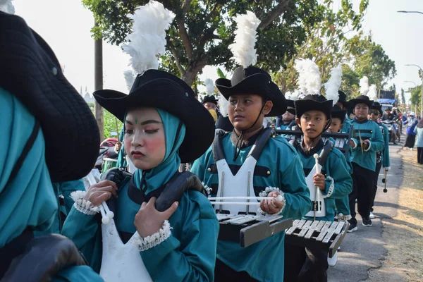 Tuban Indonesia Sierpnia 2023 Nastolatki Wykonują Orkiestrę Marszową Okazji Rocznicy — Zdjęcie stockowe