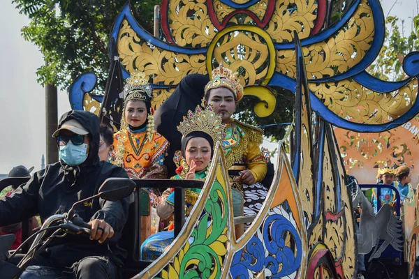 Tuban Indonesia Sierpnia 2023 Ludzie Tradycyjnym Jawajskim Imperium Custome Okazji — Zdjęcie stockowe