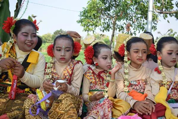 2023年8月29日 为了纪念印度尼西亚共和国建国78周年 在Dasin村Tambakboyo区穿着传统爪哇帝国习俗的人 — 图库照片