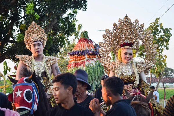 2023年8月29日 为了纪念印度尼西亚共和国建国78周年 在Dasin村的Tambakboyo区 图班印度尼西亚人身穿传统爪哇服装 — 图库照片