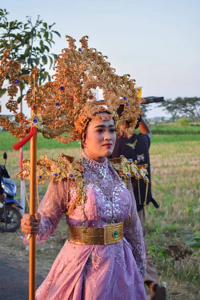 2023年8月29日 为了纪念印度尼西亚共和国建国78周年 在Dasin村的Tambakboyo区 图班印度尼西亚人身穿传统爪哇服装 — 图库照片