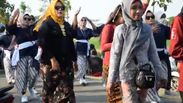 Tuban Indonesien August 2023 Jugendliche Traditionellen Indonesischen Tuch Kebaya Oder — Stockvideo