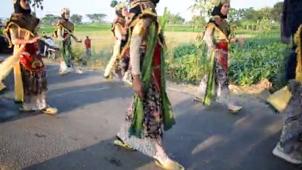 Tuban Indonesia Agosto 2023 Adolescentes Vestindo Tradicional Indonésia Pano Kebaya — Vídeo de Stock