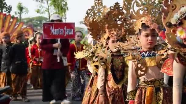 2023年8月29日 キューバ インドネシア インドネシアの伝統的な布 ケバヤまたはバティカインドネシアを身に着け インドネシアの独立記念日のために踊るティーンエイジャー アグスト — ストック動画